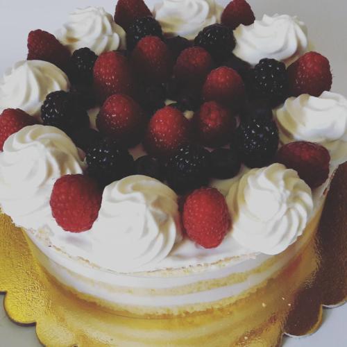 Torta con crema leggera di ricotta e frutti di bosco