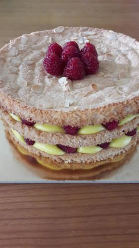 Daquoise (torta morbida alla mandorla) con crema leggera e lamponi