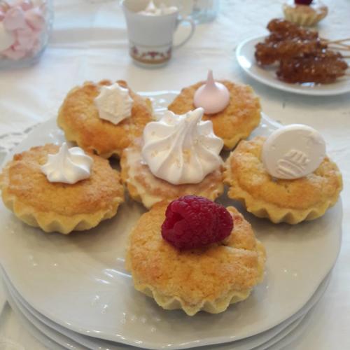 Mini tarts con crema frangipane e amarene